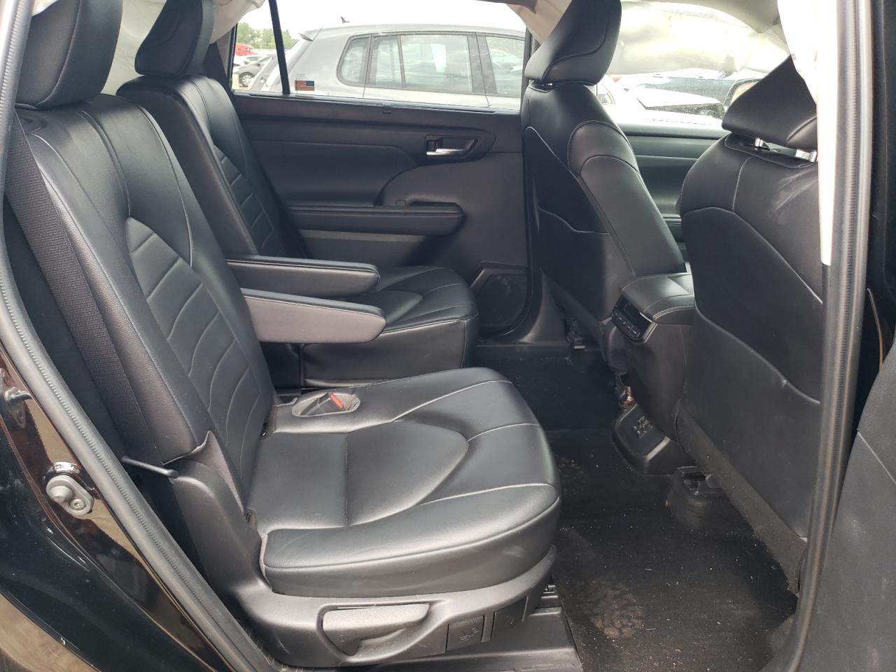 5TDGZRBH6NS573727 2022 Toyota Highlander Xle