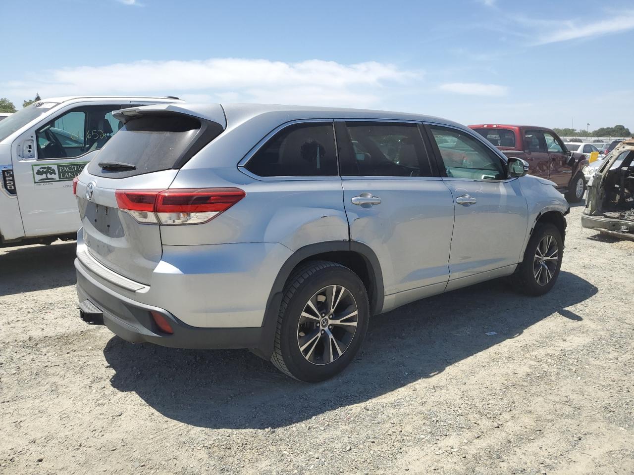 5TDZARFH0HS027908 2017 Toyota Highlander Le