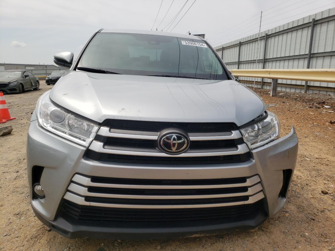 5TDZZRFH8KS350474 2019 Toyota Highlander Le