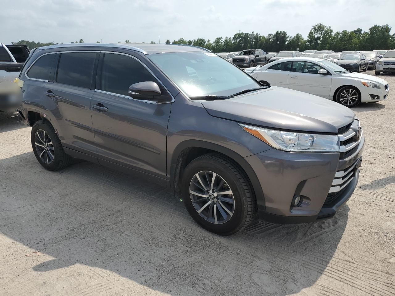 5TDKZRFH6JS528480 2018 Toyota Highlander Se