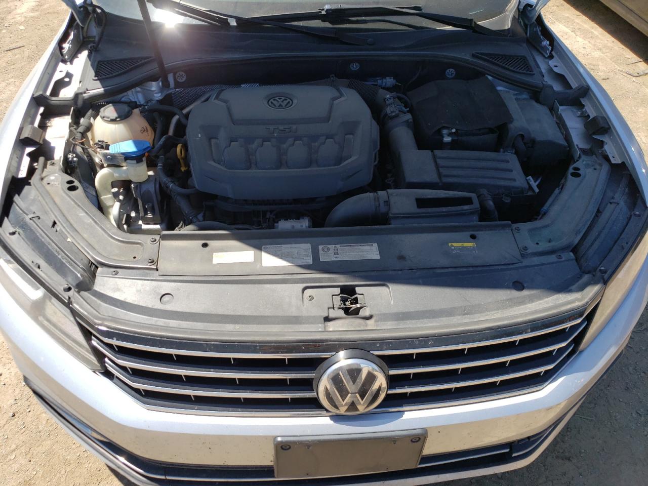 1VWBA7A3XJC015982 2018 Volkswagen Passat Se