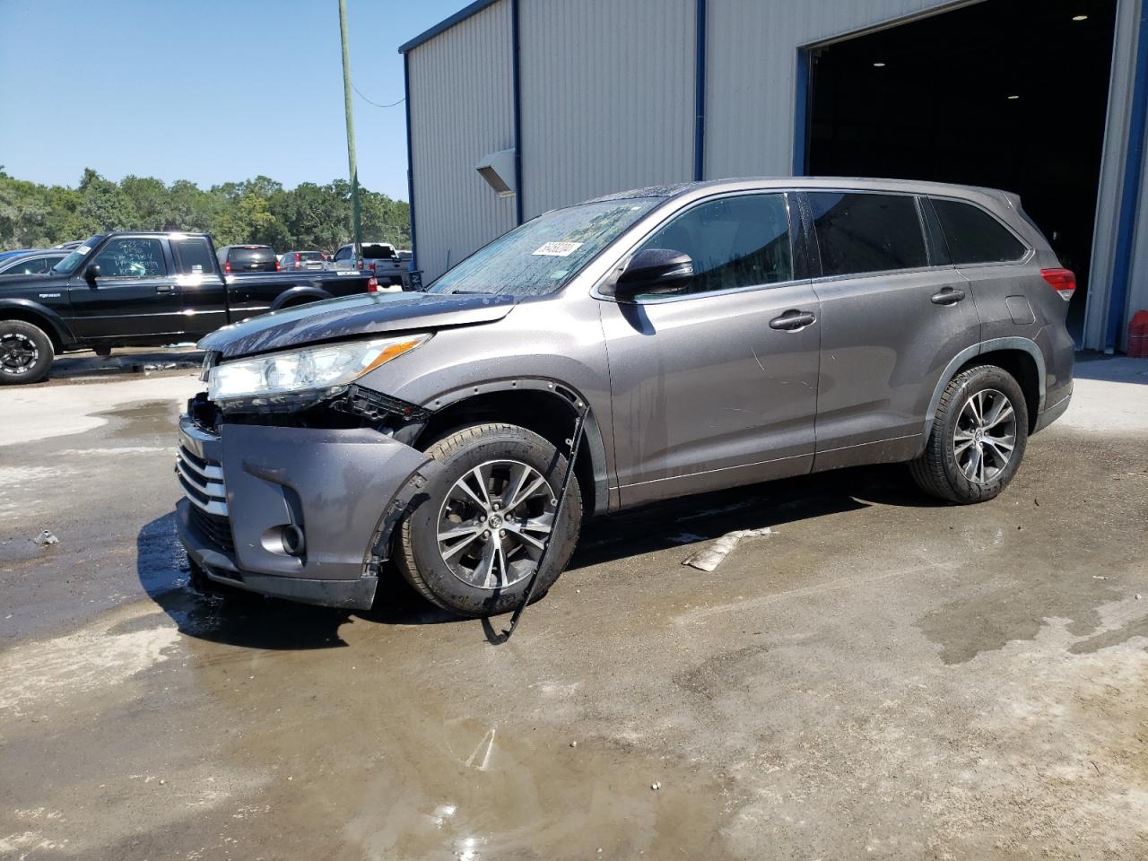 5TDZZRFH3JS237756 2018 Toyota Highlander Le