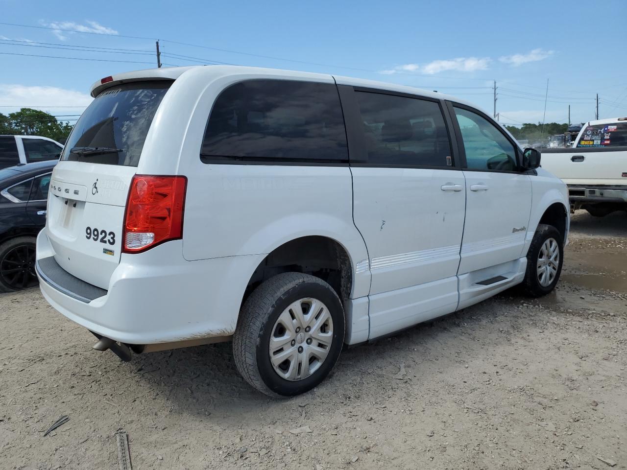 2C7WDGBG4JR209866 2018 Dodge Grand Caravan Se