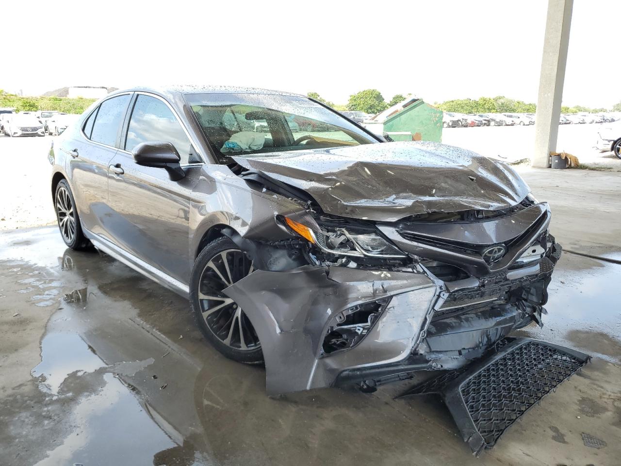 4T1B11HKXJU084318 2018 Toyota Camry L