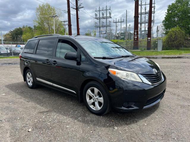 Lot #2553960439 2015 TOYOTA SIENNA LE salvage car