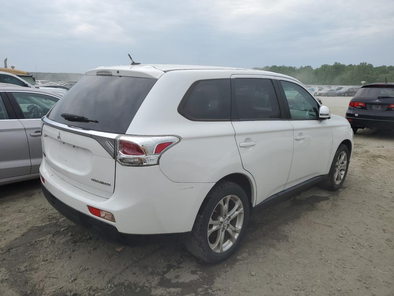 JA4AZ3A36EZ008783 2014 Mitsubishi Outlander Se