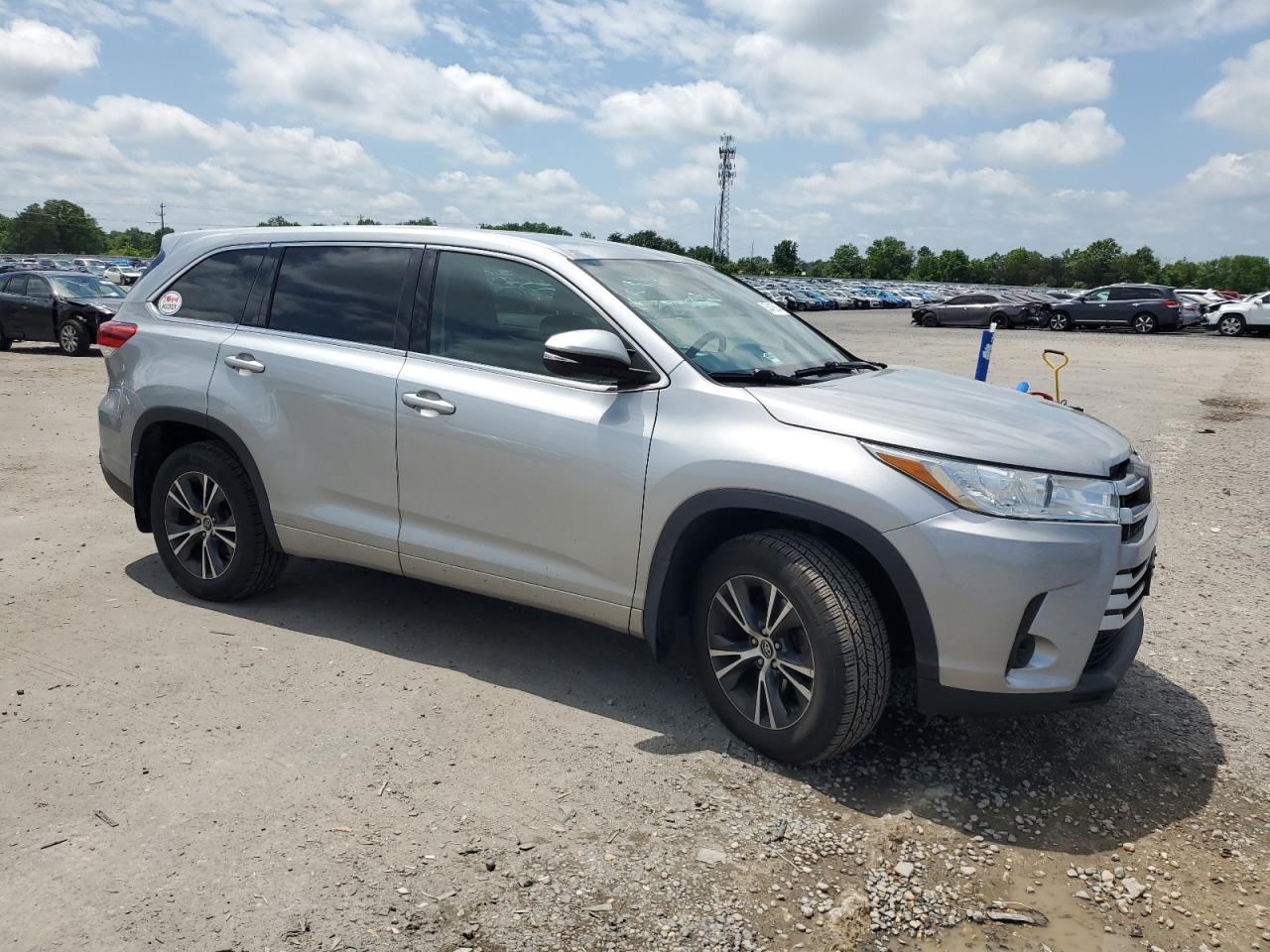 5TDBZRFH2HS381388 2017 Toyota Highlander Le