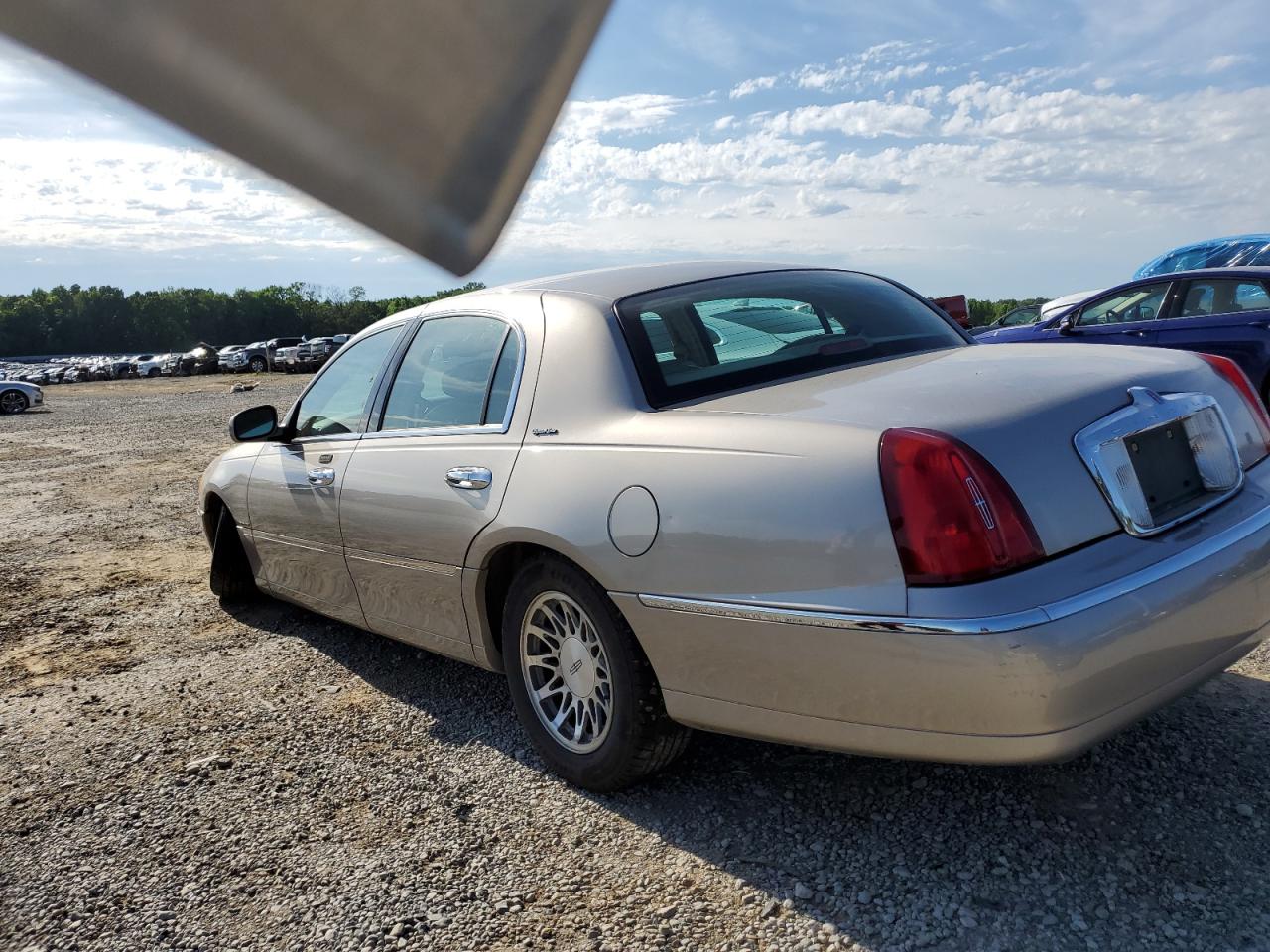 1LNHM82W32Y654403 2002 Lincoln Town Car Signature