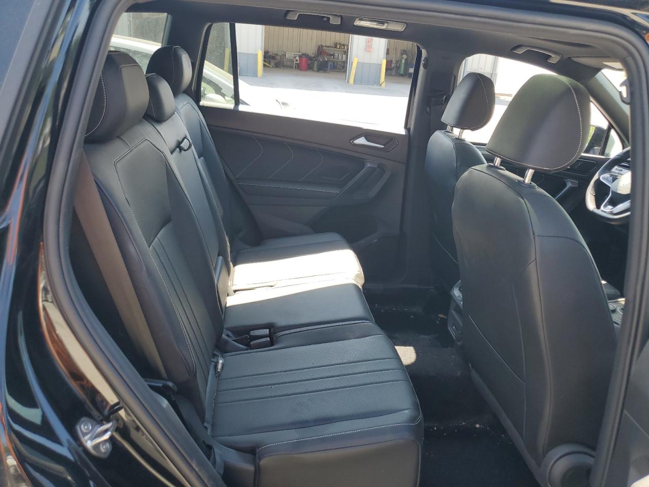 3VV8B7AX8PM003352 2023 Volkswagen Tiguan Se R-Line Black