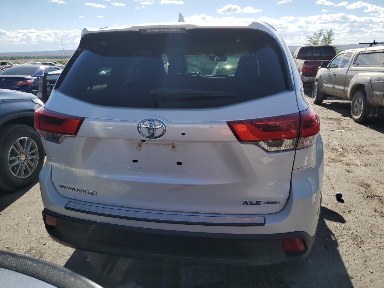 5TDJZRFH8HS358256 2017 Toyota Highlander Se