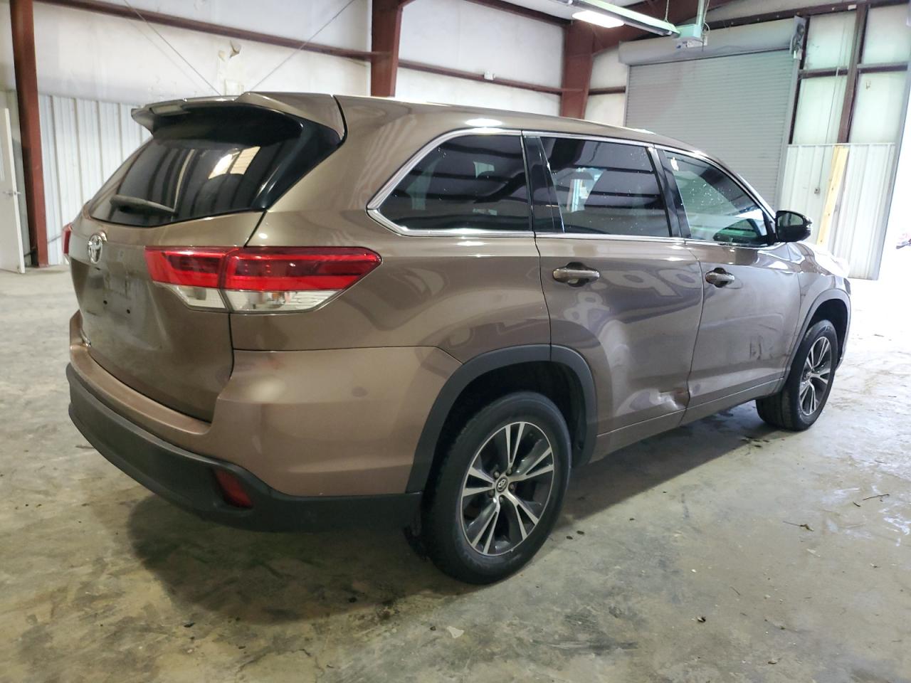 5TDZZRFH2JS243189 2018 Toyota Highlander Le