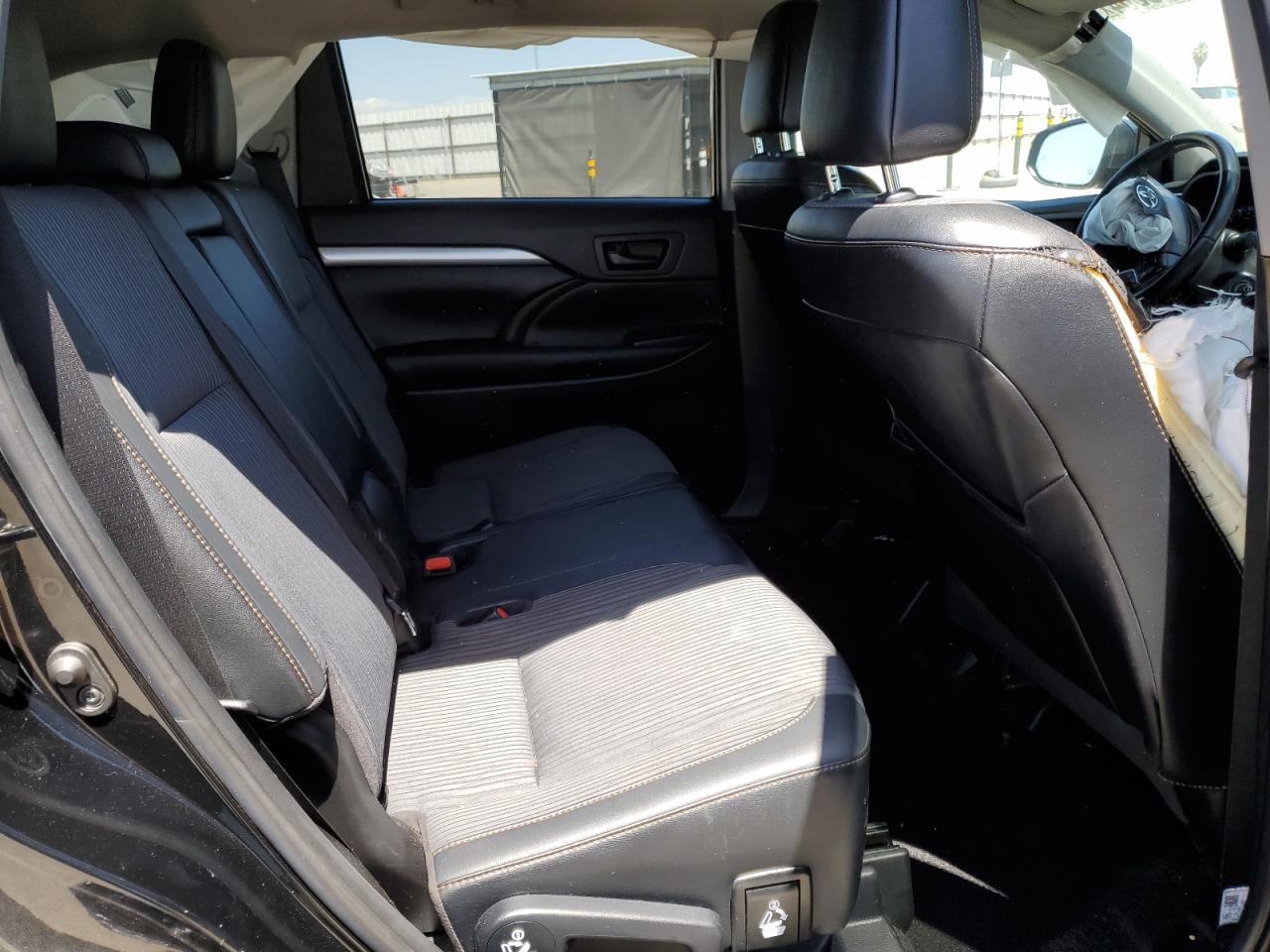 5TDZZRFH0KS362375 2019 Toyota Highlander Le