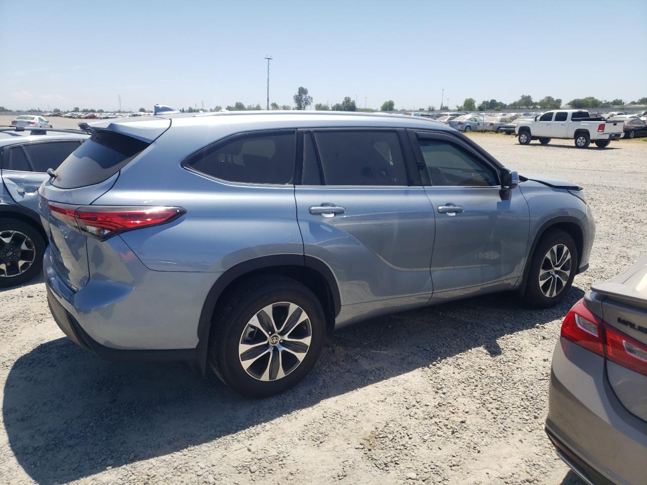 5TDHZRBH3NS213495 2022 Toyota Highlander Xle