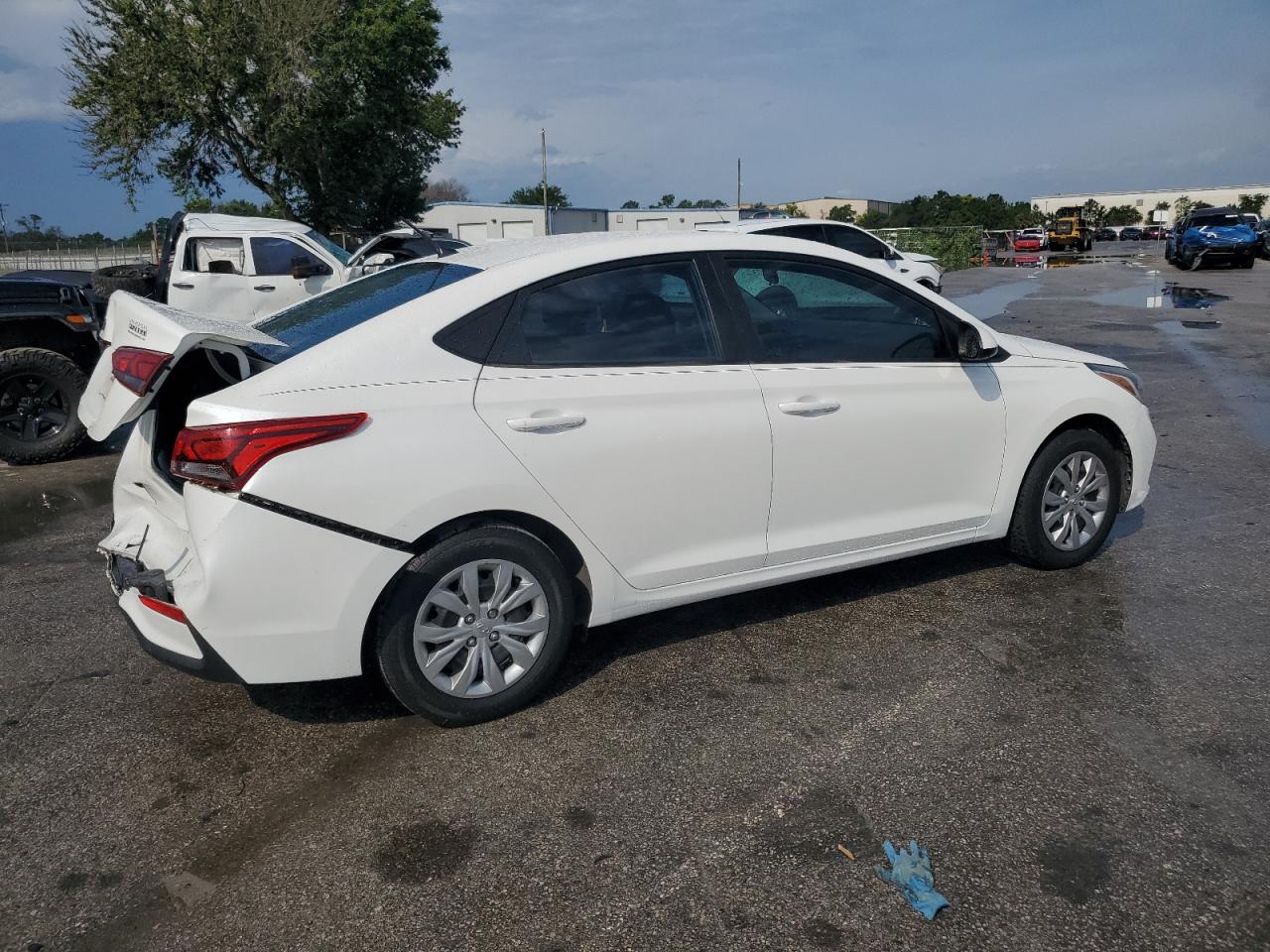 3KPC24A3XKE049529 2019 Hyundai Accent Se