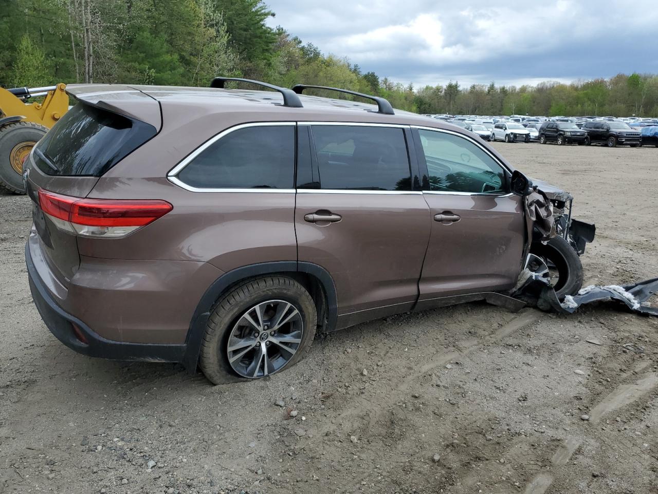 5TDBZRFH6HS377540 2017 Toyota Highlander Le