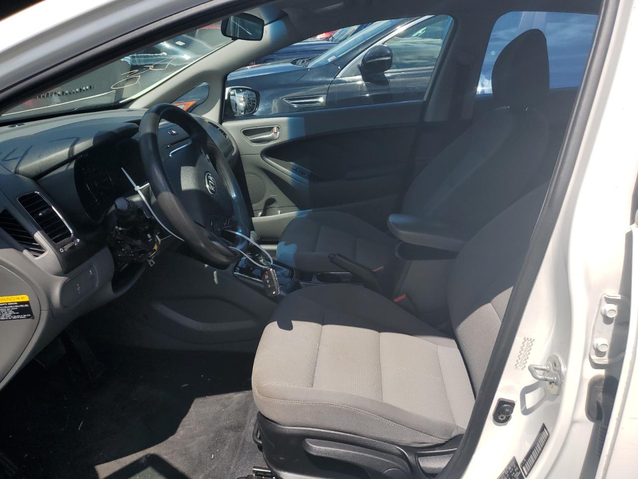 3KPFK4A70HE033218 2017 Kia Forte Lx