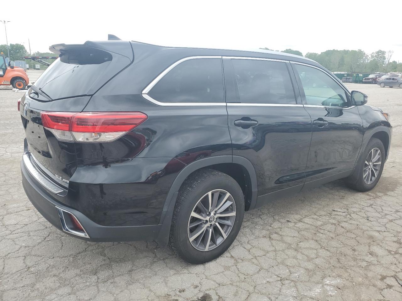 5TDJZRFH7KS610103 2019 Toyota Highlander Se