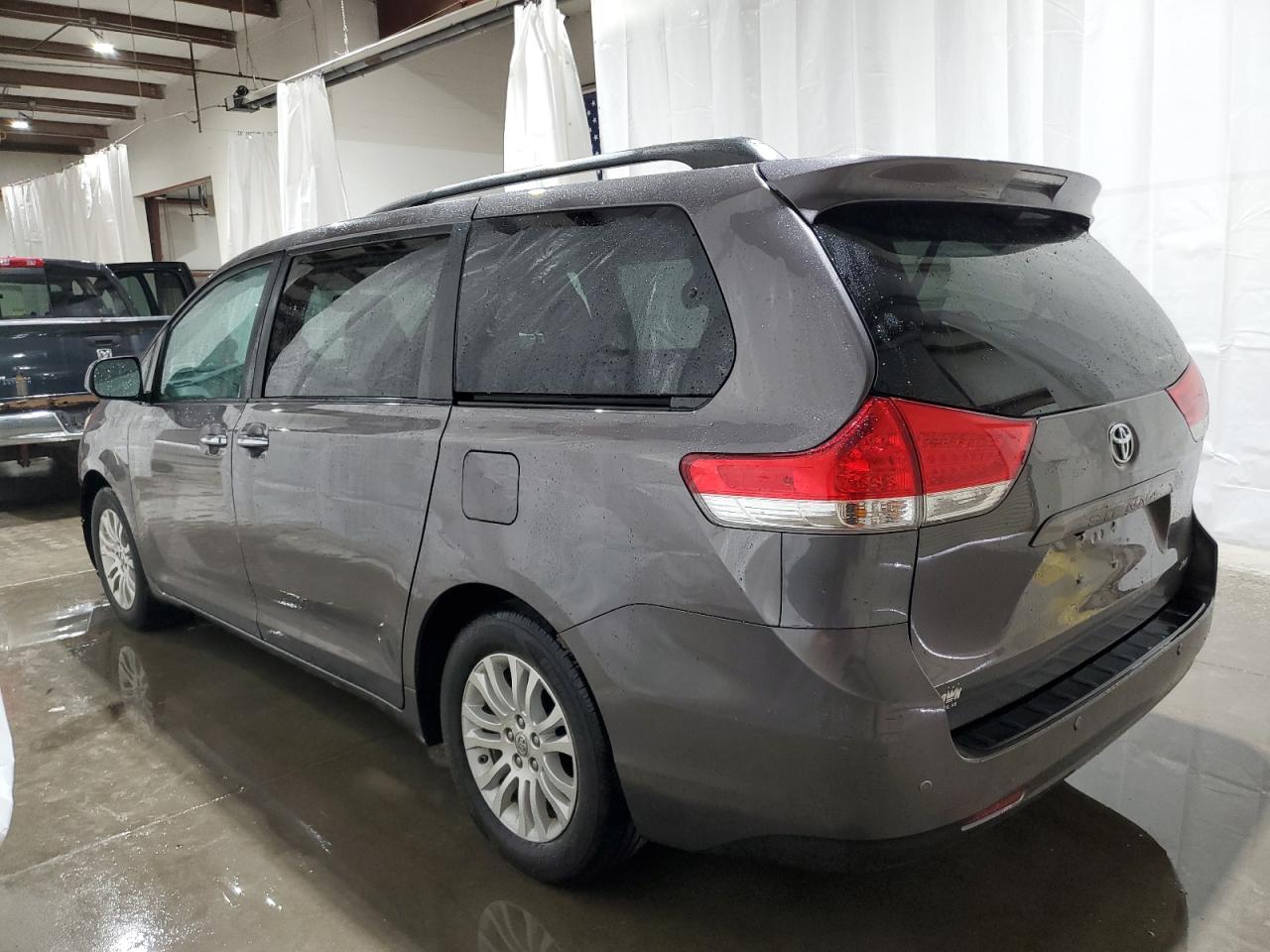 5TDYK3DC1CS211051 2012 Toyota Sienna Xle