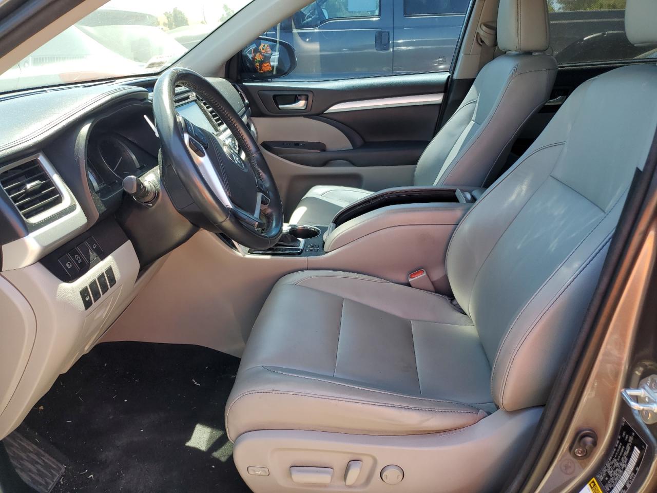 5TDJZRFHXJS861177 2018 Toyota Highlander Se