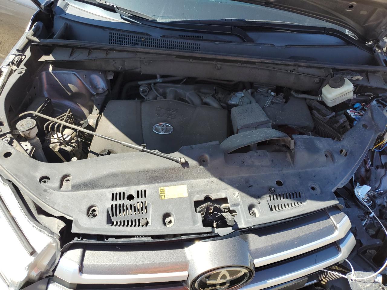 5TDZZRFH4HS232589 2017 Toyota Highlander Le