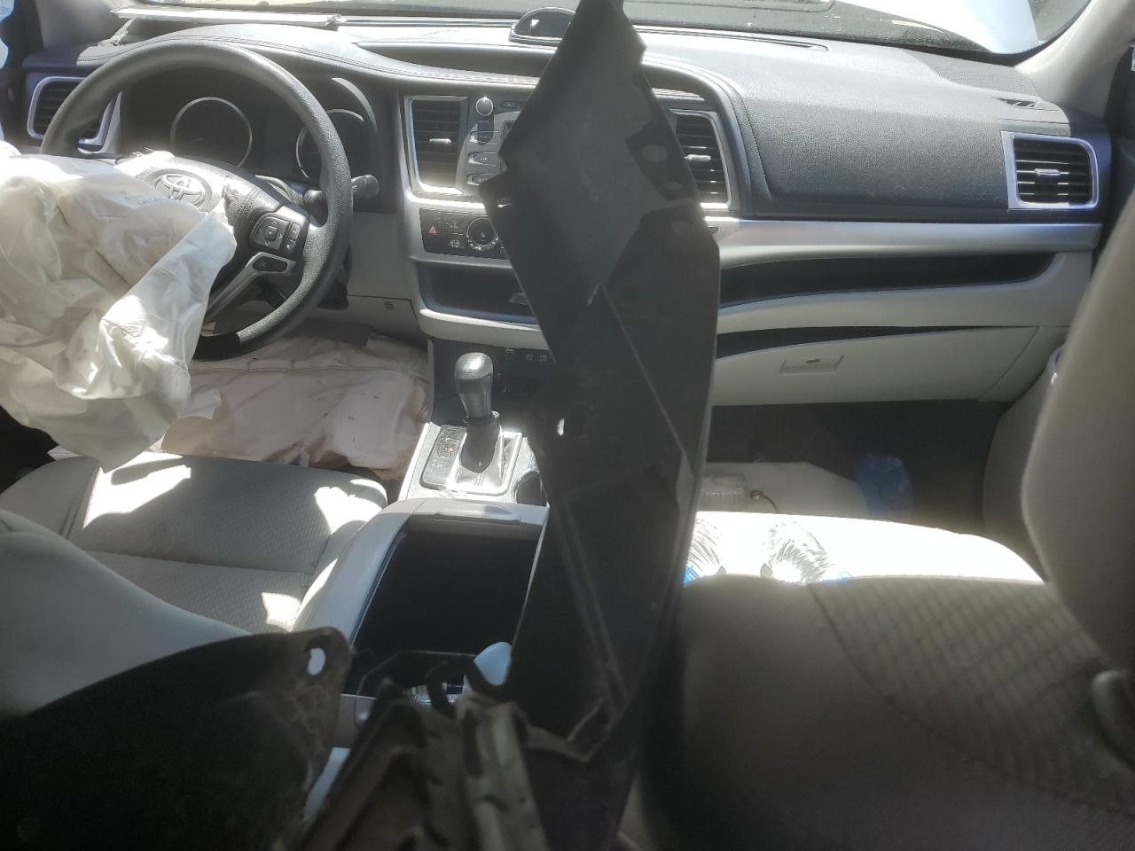 5TDBZRFH4HS415315 2017 Toyota Highlander Le