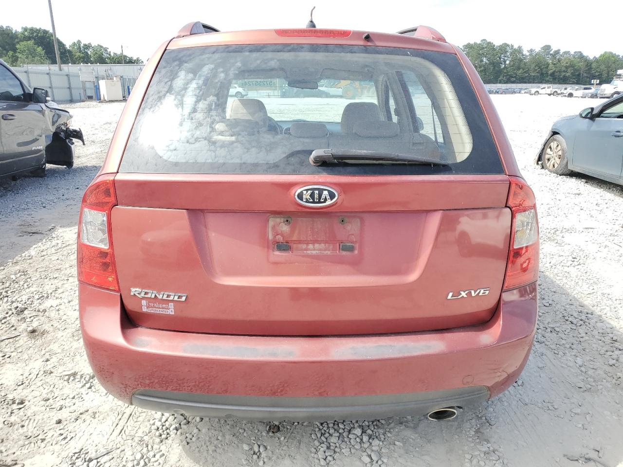 KNAFG526477102081 2007 Kia Rondo Lx