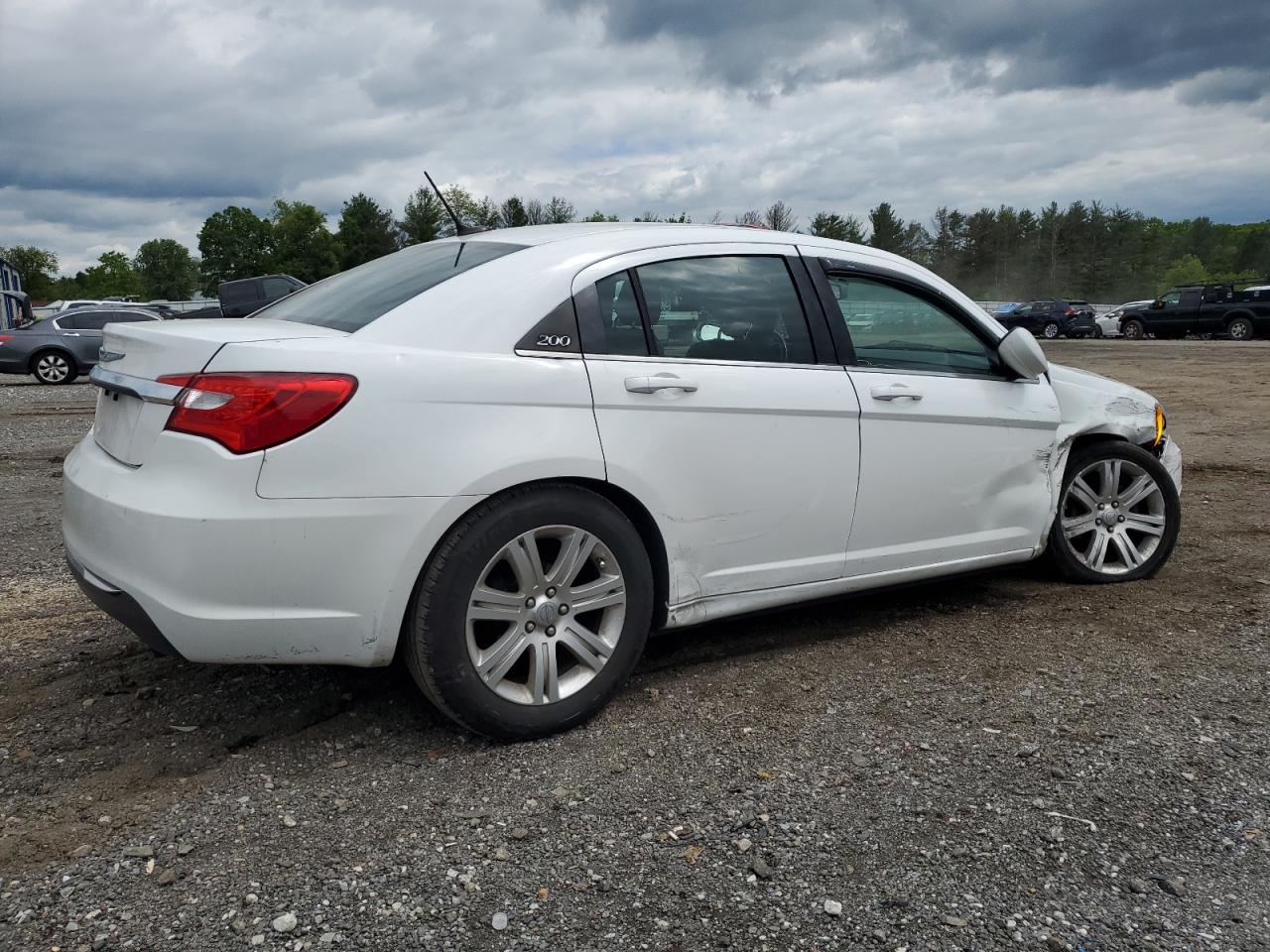 2013 Chrysler 200 Touring vin: 1C3CCBBB2DN650122