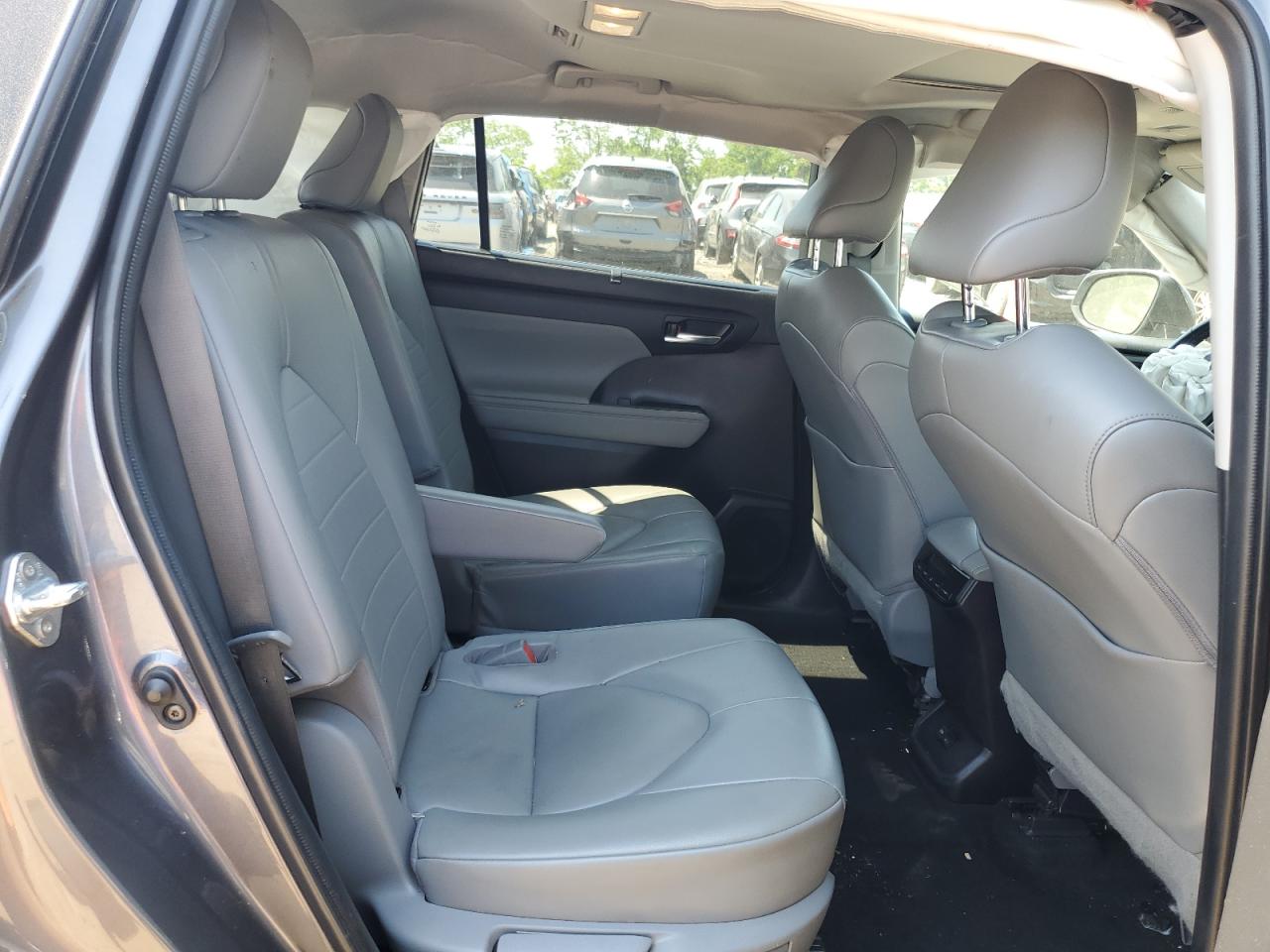 5TDGZRBH9NS178537 2022 Toyota Highlander Xle