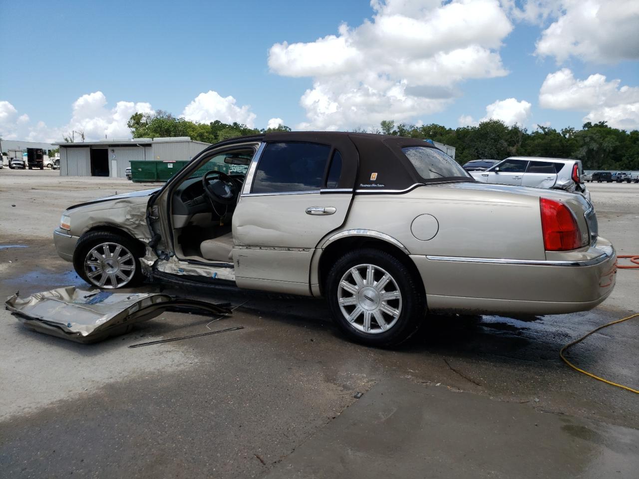 2LNBL8CV6BX760973 2011 Lincoln Town Car Signature Limited