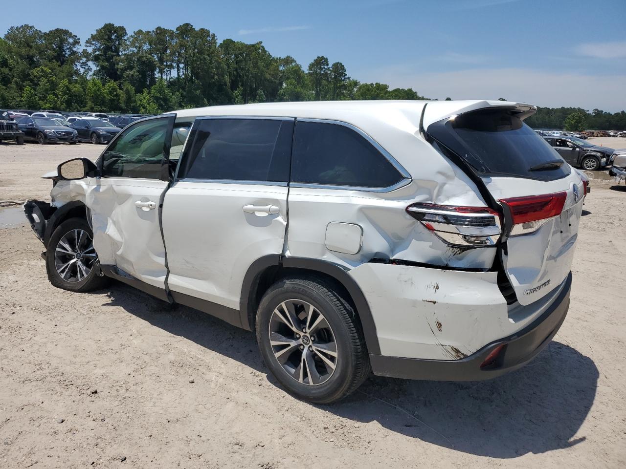 5TDZARFH0KS044392 2019 Toyota Highlander Le