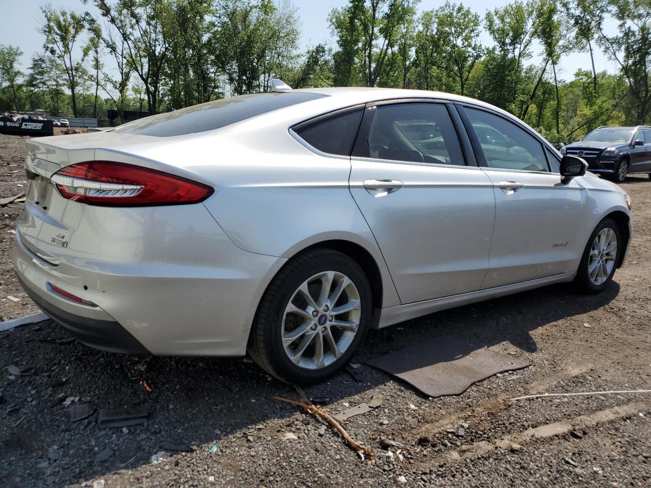 3FA6P0LU1KR105787 2019 Ford Fusion Se