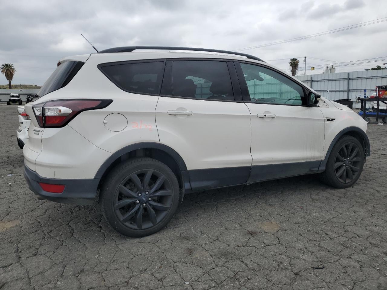 1FMCU0J96HUC78674 2017 Ford Escape Titanium