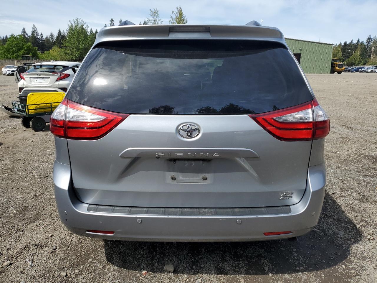 5TDDZ3DC9HS173554 2017 Toyota Sienna Xle