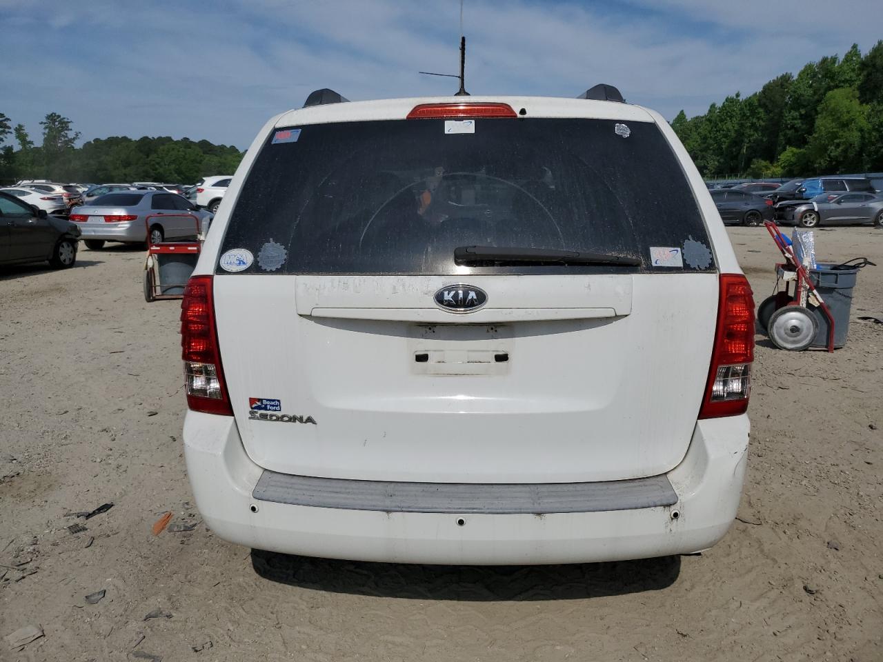 KNDMG4C72B6372985 2011 Kia Sedona Lx