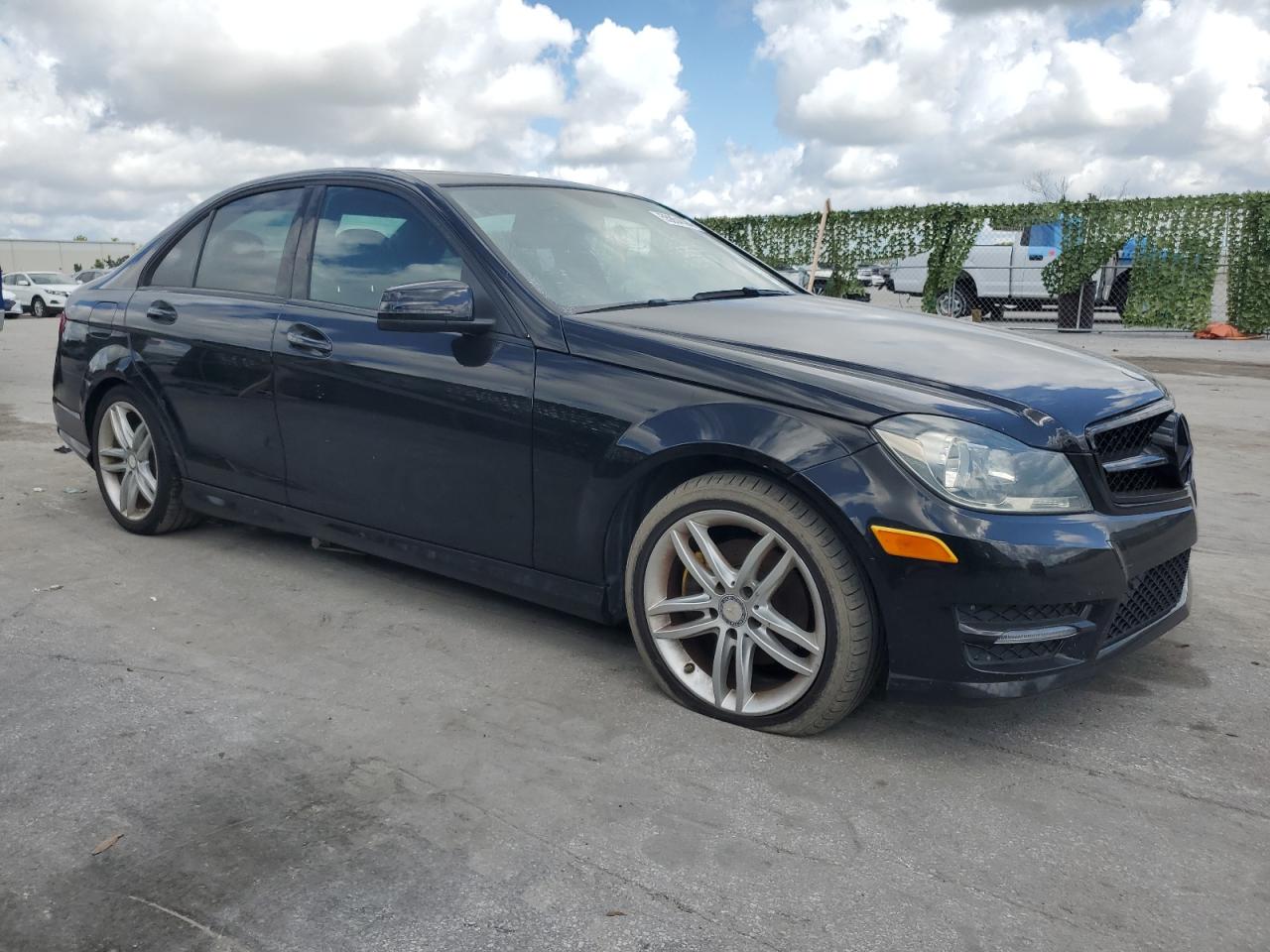 2014 Mercedes-Benz C 250 vin: WDDGF4HB5EG252440