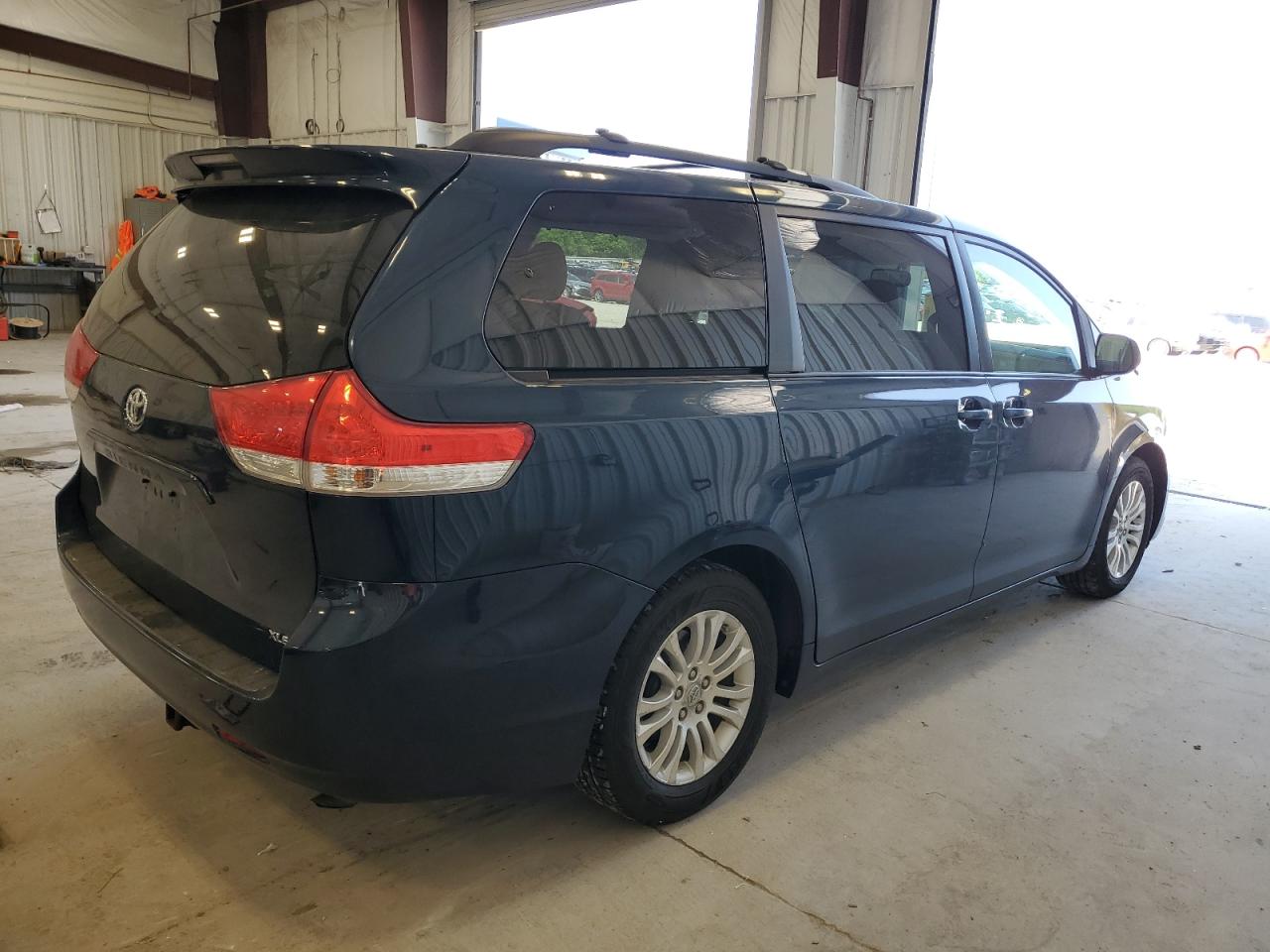 5TDYK3DC9BS136033 2011 Toyota Sienna Xle