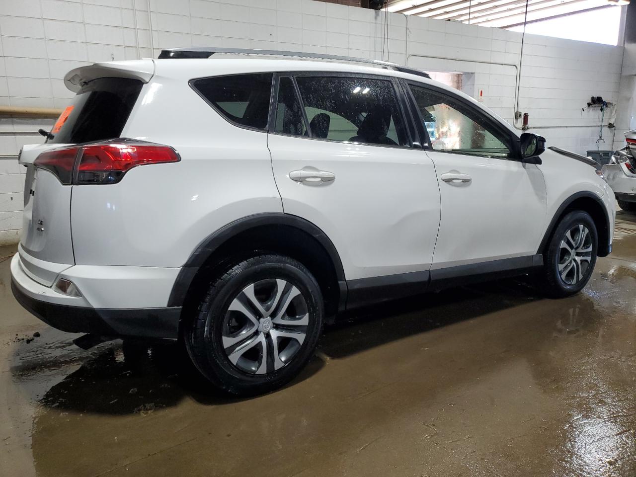 2018 Toyota Rav4 Le vin: JTMBFREV2JJ259486