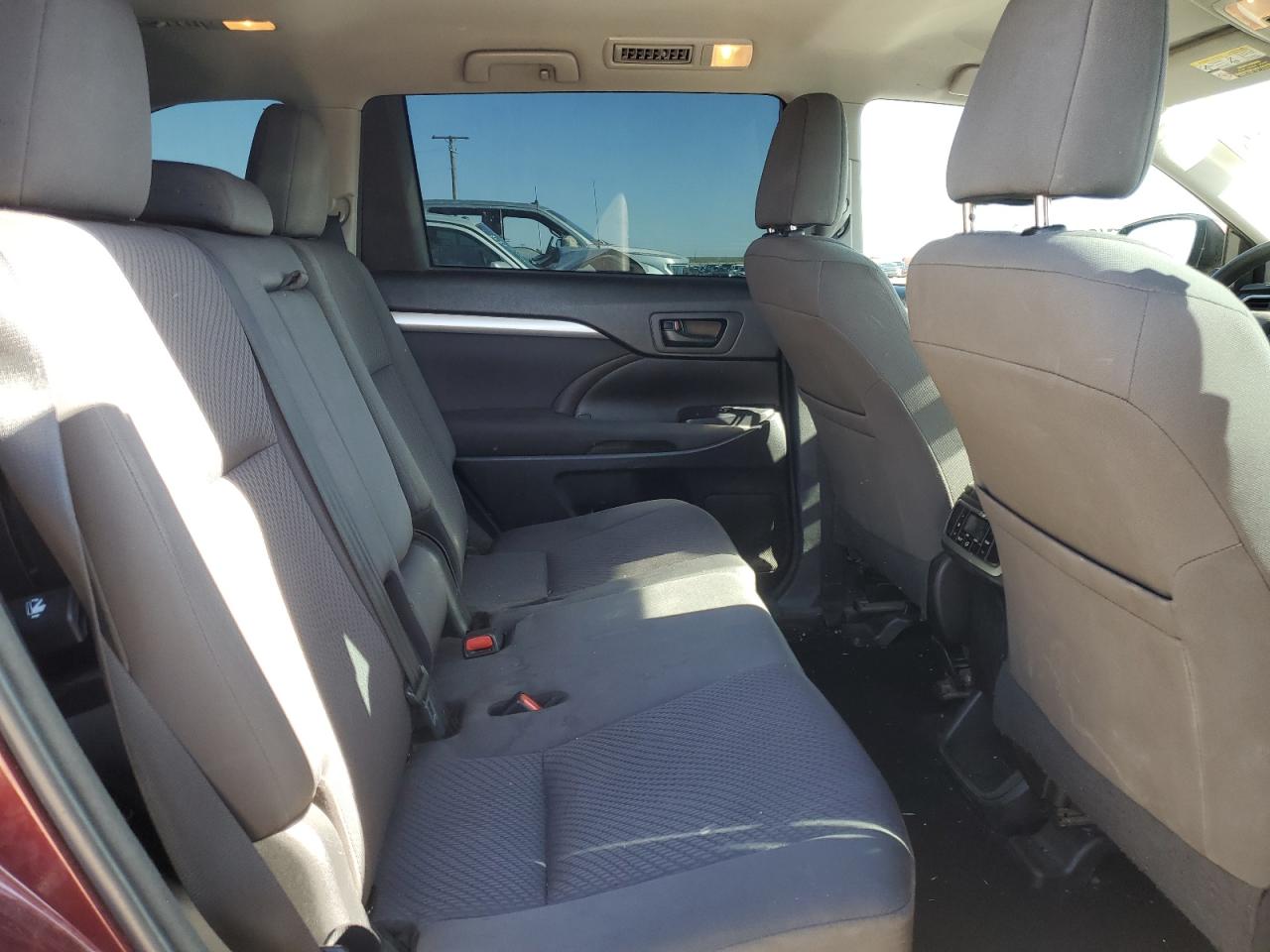 5TDZARFH8JS036233 2018 Toyota Highlander Le