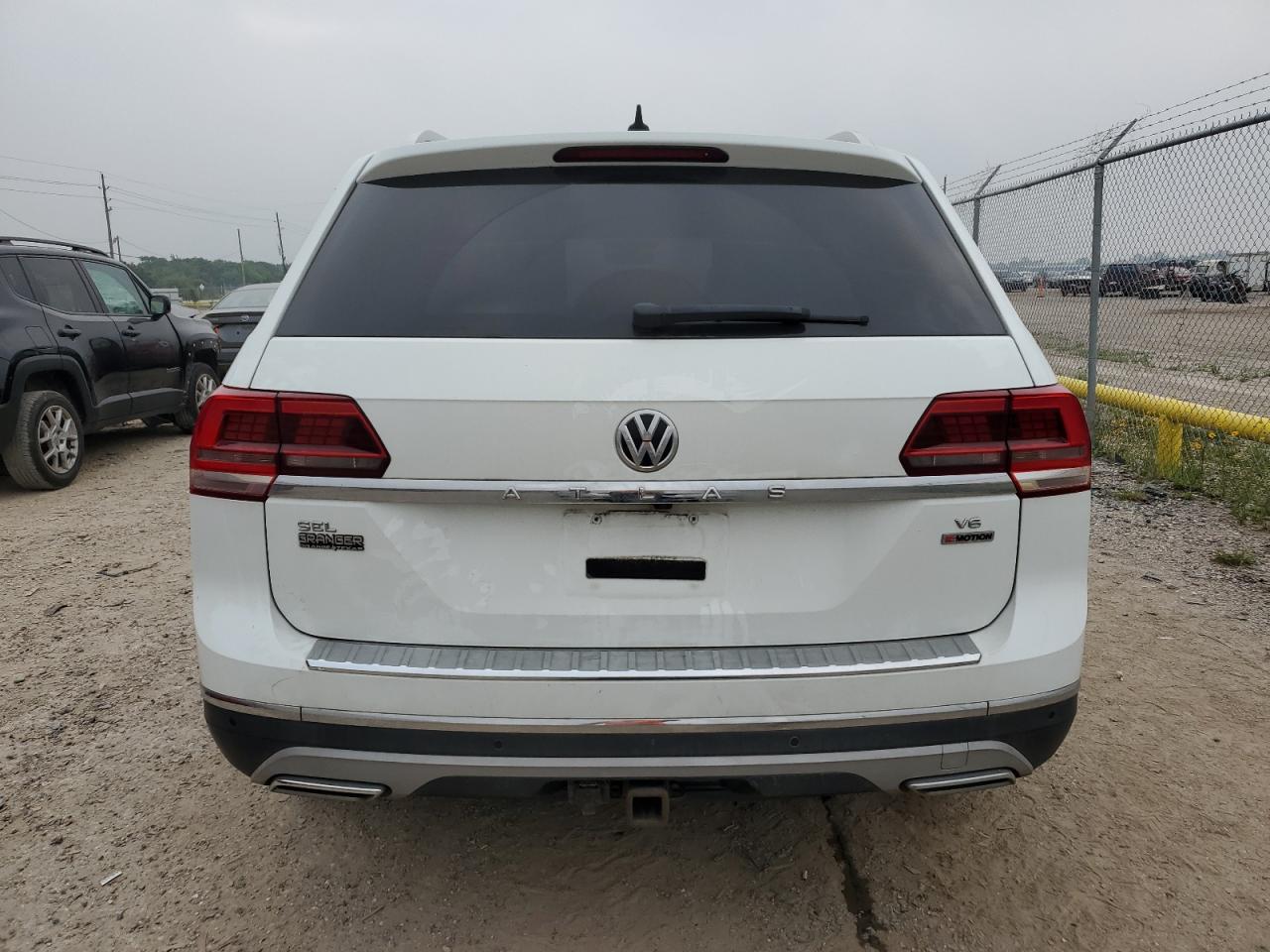 1V2NR2CA0JC568324 2018 Volkswagen Atlas Sel Premium