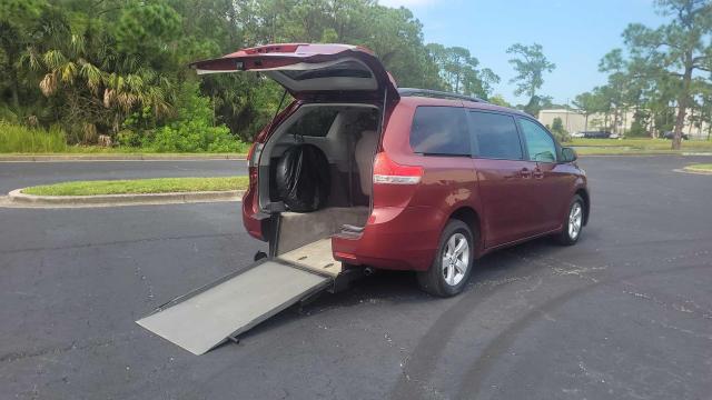 Lot #2519506834 2013 TOYOTA SIENNA LE salvage car