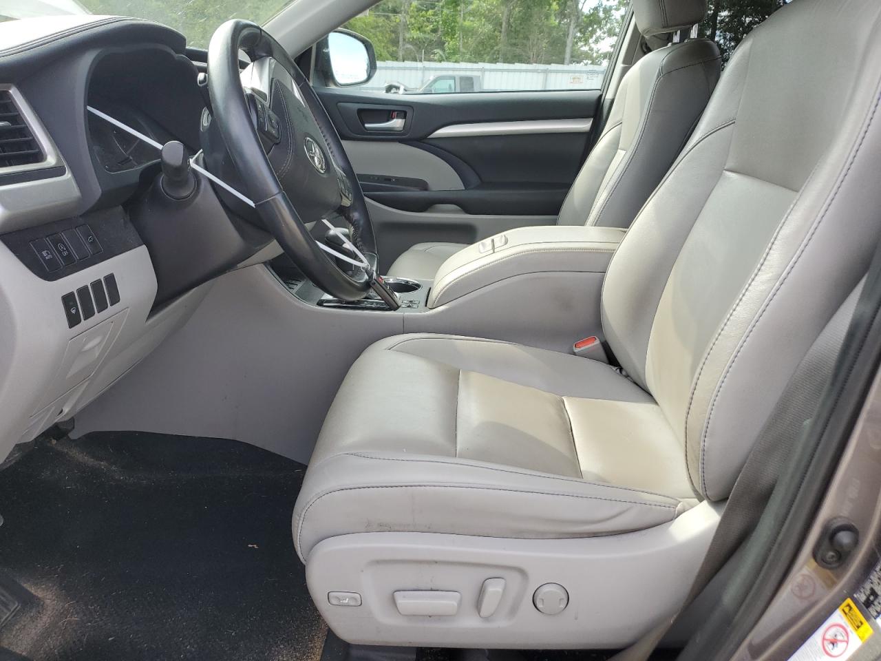 5TDJZRFH1KS925527 2019 Toyota Highlander Se