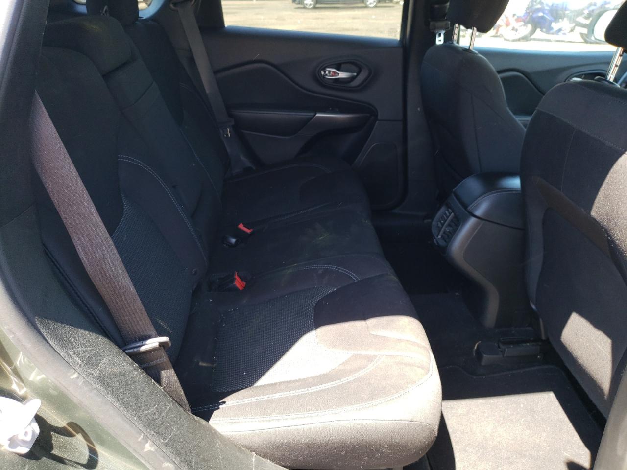 1C4PJLCB3KD284665 2019 Jeep Cherokee Latitude