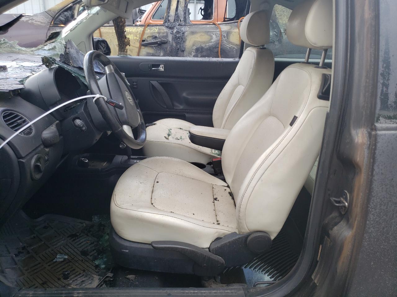 3VWFW31CX8M525947 2008 Volkswagen New Beetle Triple White