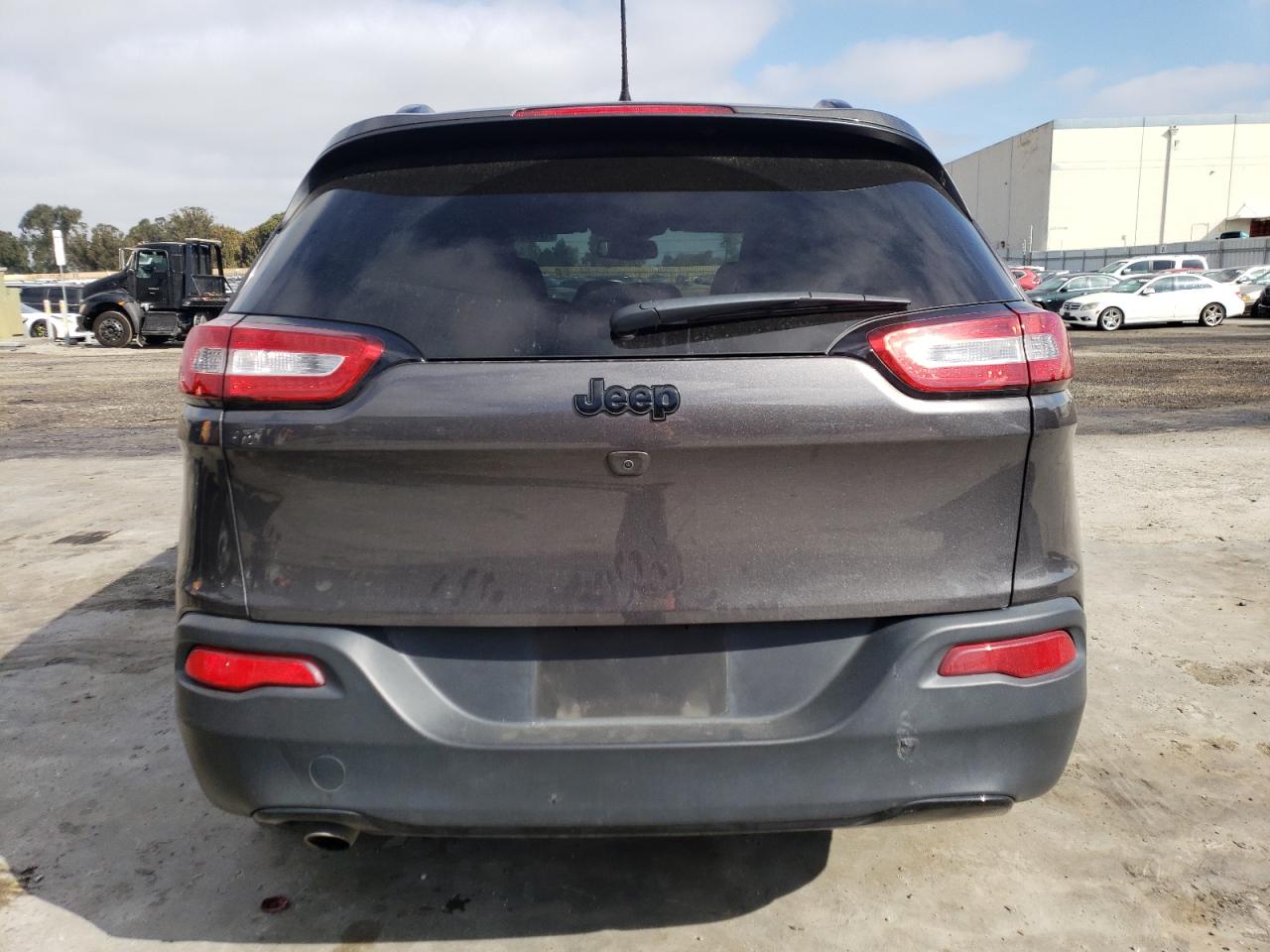 1C4PJLCB0JD568432 2018 Jeep Cherokee Latitude