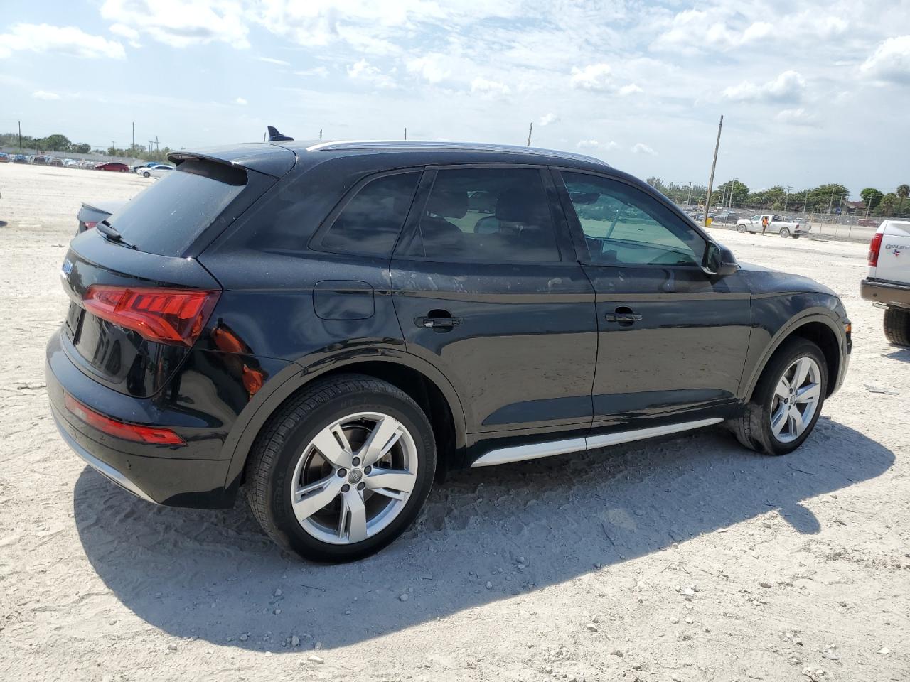 WA1ANAFY9J2003195 2018 Audi Q5 Premium