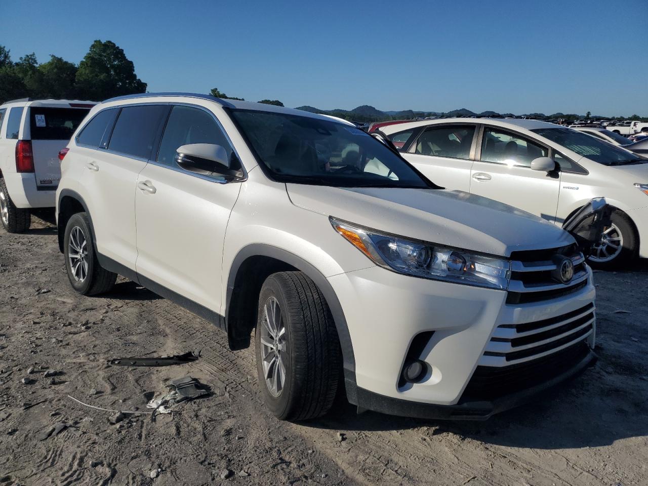 5TDJZRFH2KS614043 2019 Toyota Highlander Se