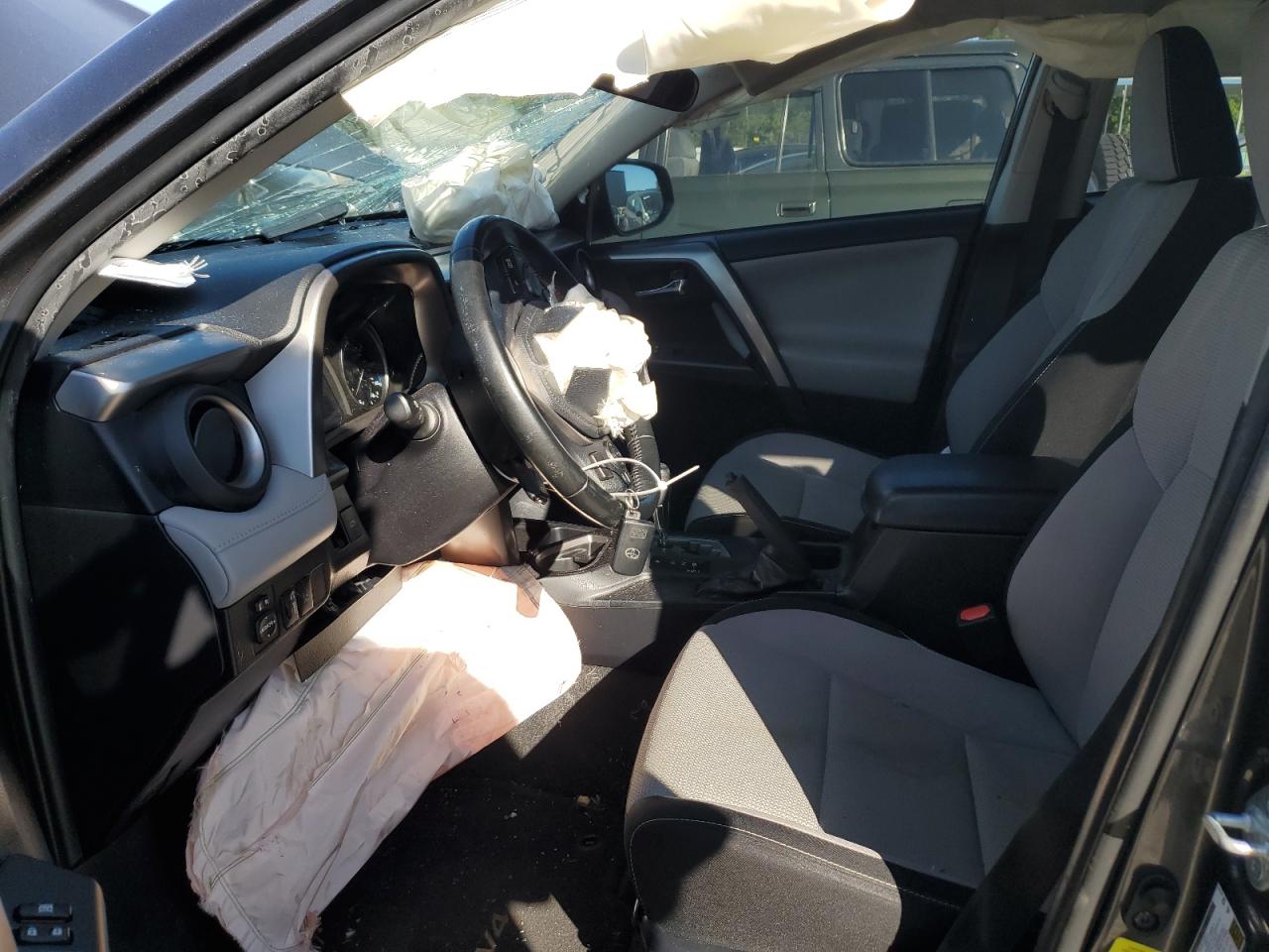 JTMWFREV5HJ140262 2017 Toyota Rav4 Xle