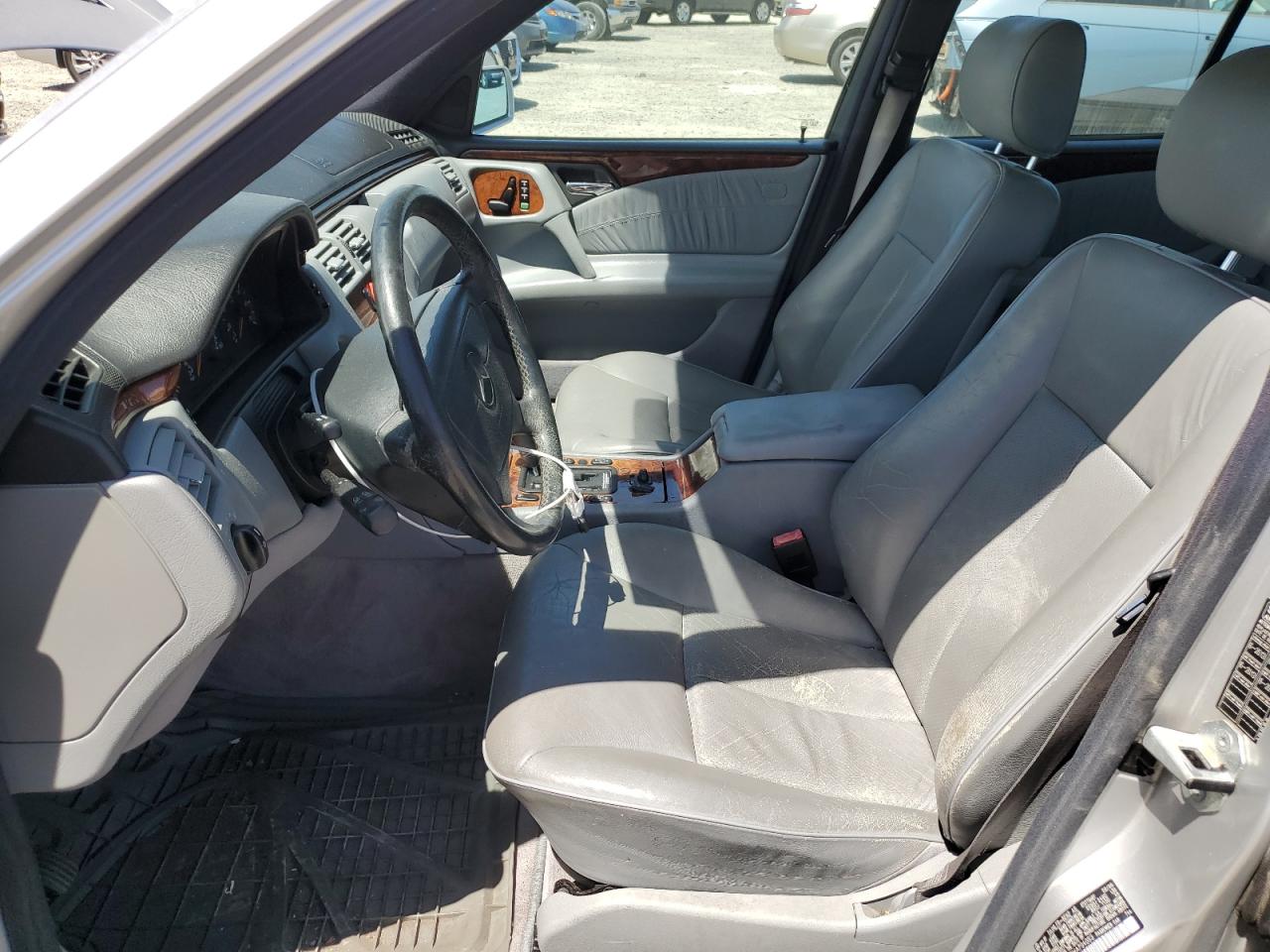 WDBJF65F5WA704053 1998 Mercedes-Benz E 320