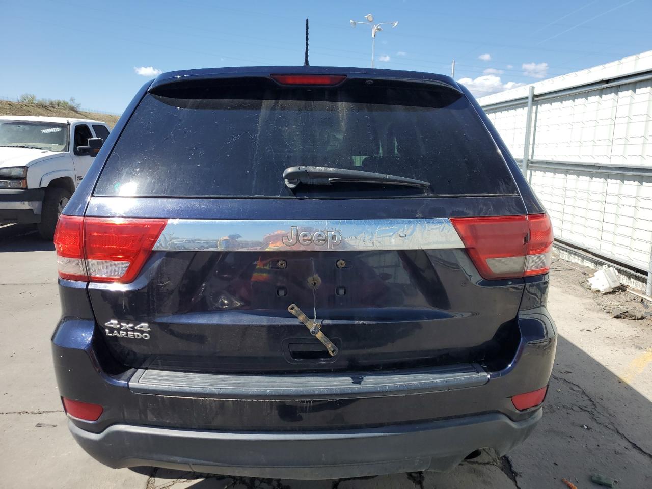 1J4RR4GG1BC572102 2011 Jeep Grand Cherokee Laredo