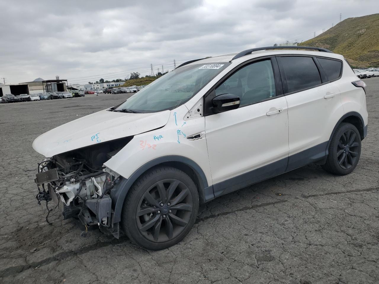 1FMCU0J96HUC78674 2017 Ford Escape Titanium